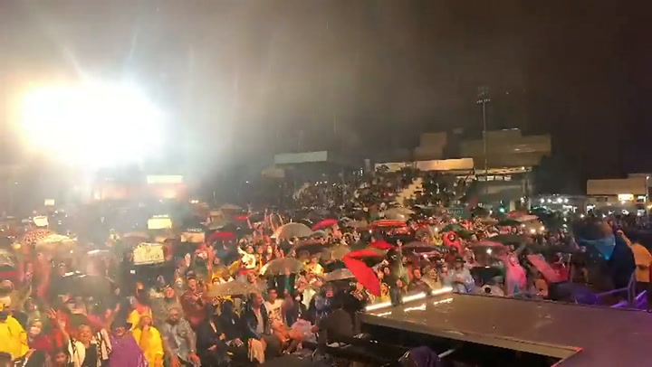 Una multitud bajo la lluvia en el show de Luciano Pereyra