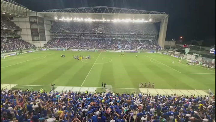 Momento bonito: adeptos do Cruzeiro cantam por Pep...