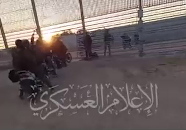 Las brigadas al-Qassam entran en una de las bases israelíes cerca de Rafah - GIF