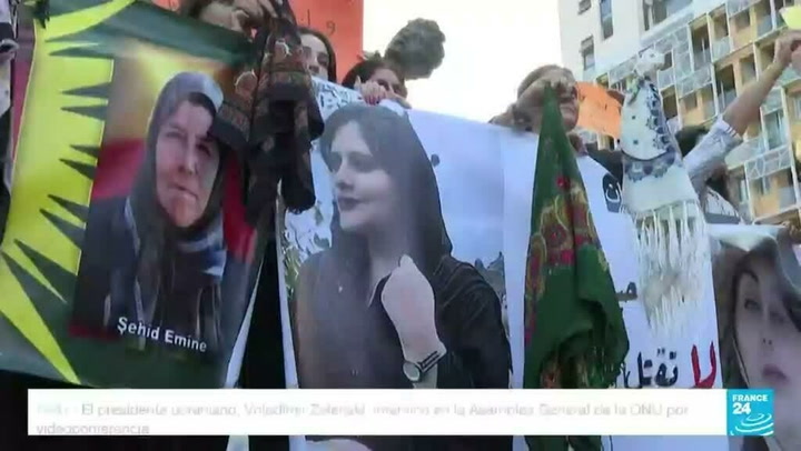 Así queman los velos islámicos en Irán en protesta por muerte de Mahsa Amini