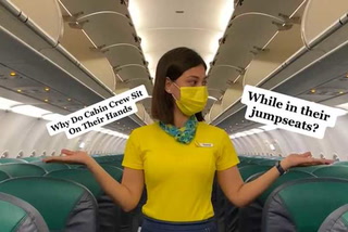 Una azafata revela la "aterradora" razón por la cual se sienta sobre sus manos durante los vuelos