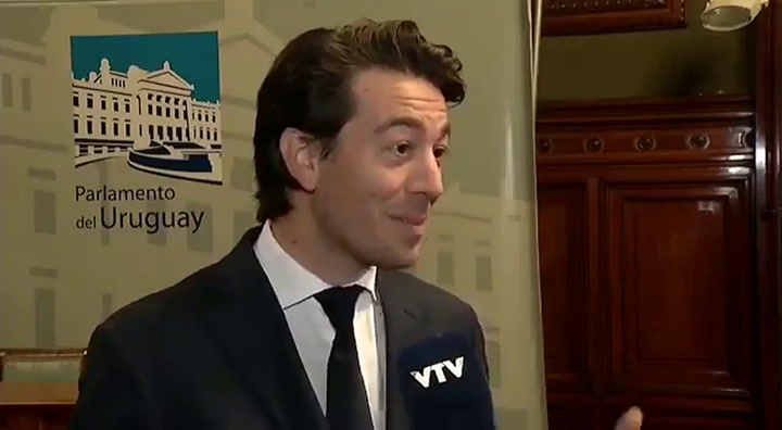 Un senador uruguayo se fue corriendo de una nota en vivo