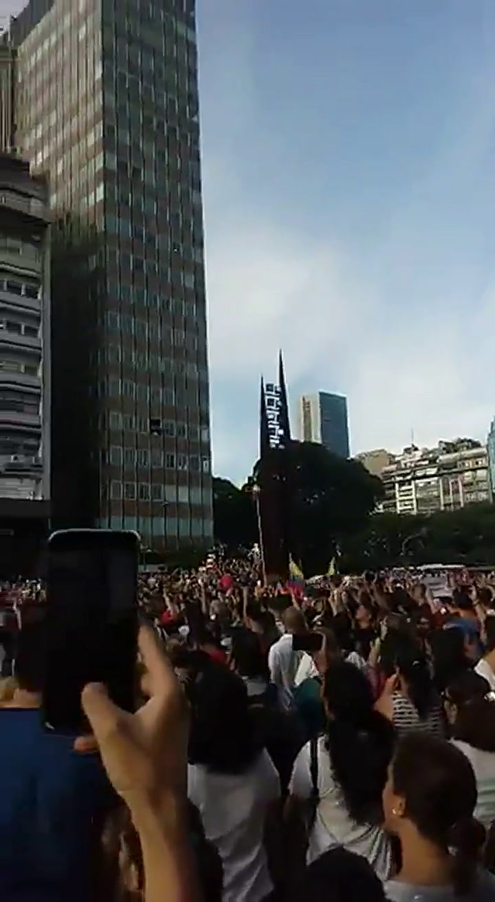Manifestantes venezolanos entonan su himno en Buenos Aires