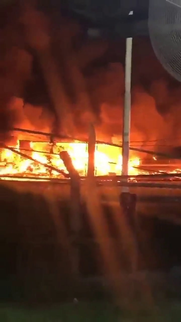 Incendio en la Panamerciana por un choque de camiones