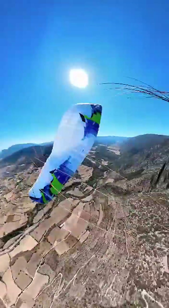 Video: Se enredó en su paracaidas y filmó la maniobra que hizo en el aire para salvar su vida