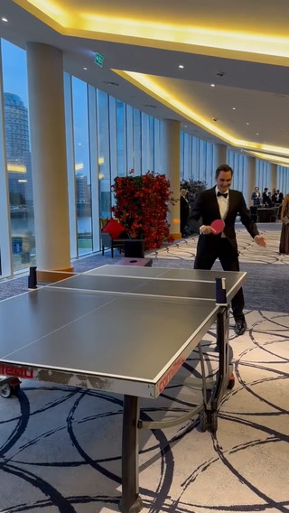 Federer y Schwartzman, rivales en el ping pong