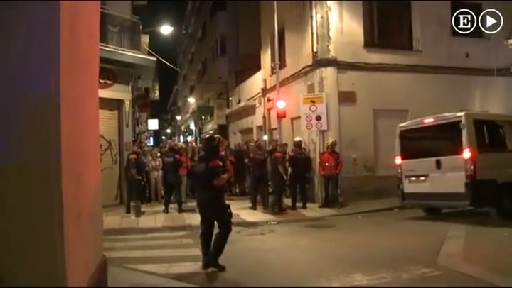 Vecinos acosan a policías y guardias civiles en varias localidades de Cataluña