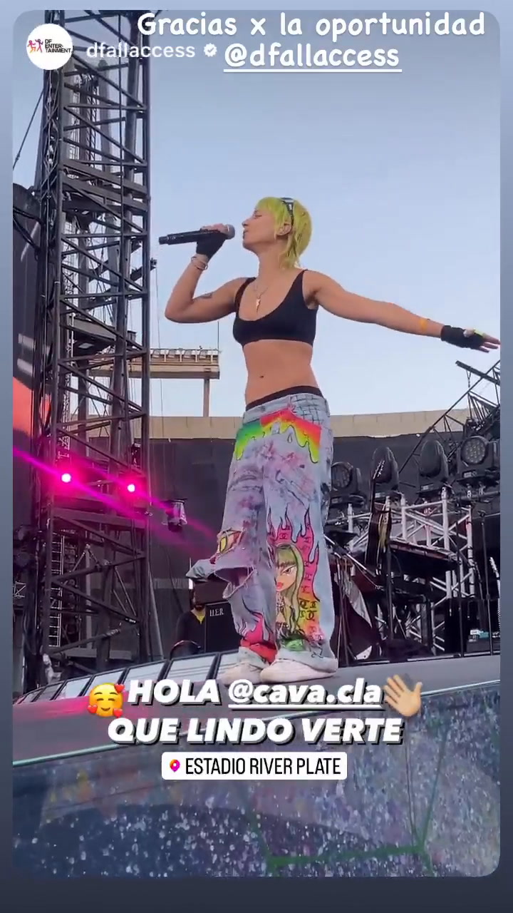 Clara Cava abrió el show de Coldplay ante la ausencia de Zoe Gotusso