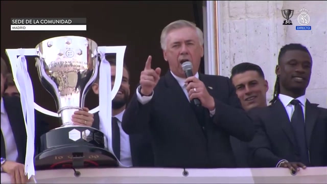 Ancelotti canta hino do Real Madrid no desfile do título da LaLiga
