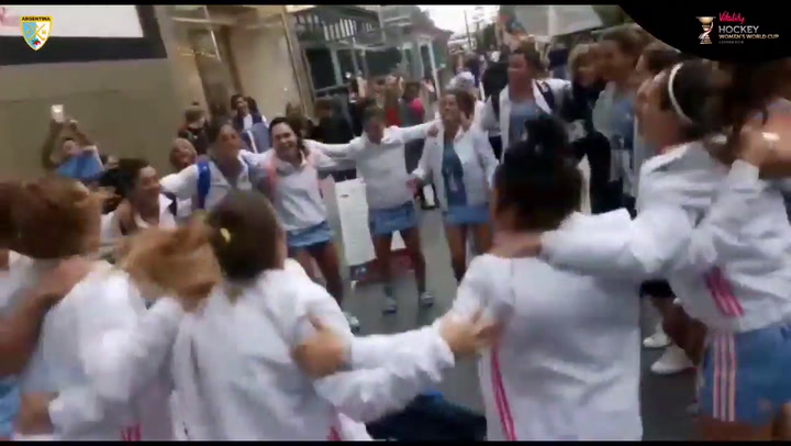 El festejo en Londres después de que Las Leonas pasen a cuartos de final - Fuente: YouTube