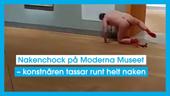 Nakenchock på Moderna Museet – konstnären tassar runt helt naken