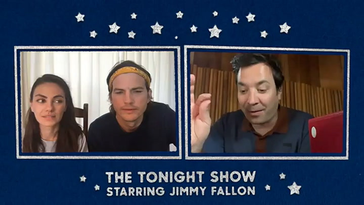 Ashton Kutcher se saca la ropa en TV - Fuente: Jimmy Fallon
