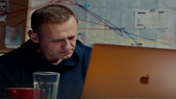 Navalny tricks Russian spy into revealing which item of clothing poisoned him in resurfaced clip