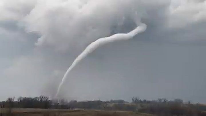 El poder de un tornado que azota un campo en Iowa
