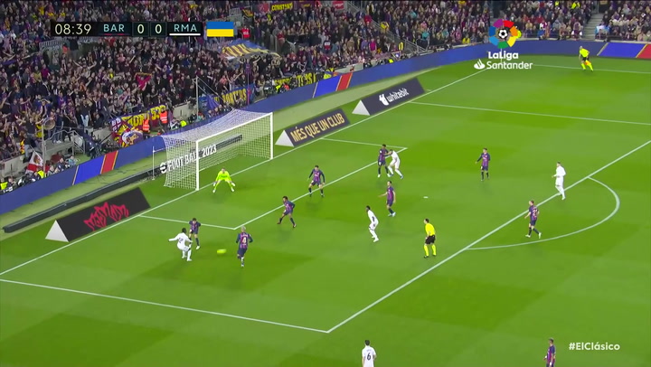 Gol de Araujo (p.p.) (0-1) en el Barcelona 2-1 Real Madrid