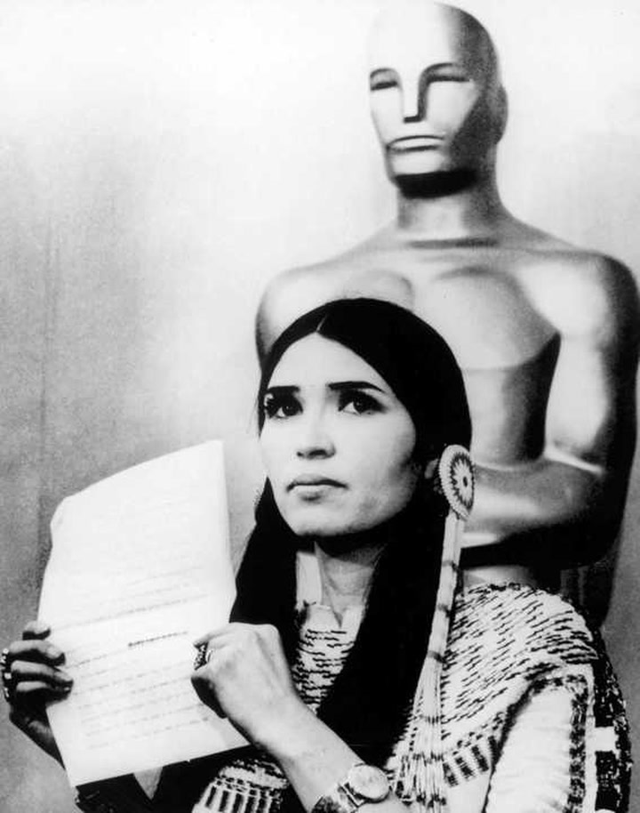 Quién fue y que hizo Sacheen Littlefeather, la actriz activista apache que rechazó el Oscar de Marlon Brando “El padrino”