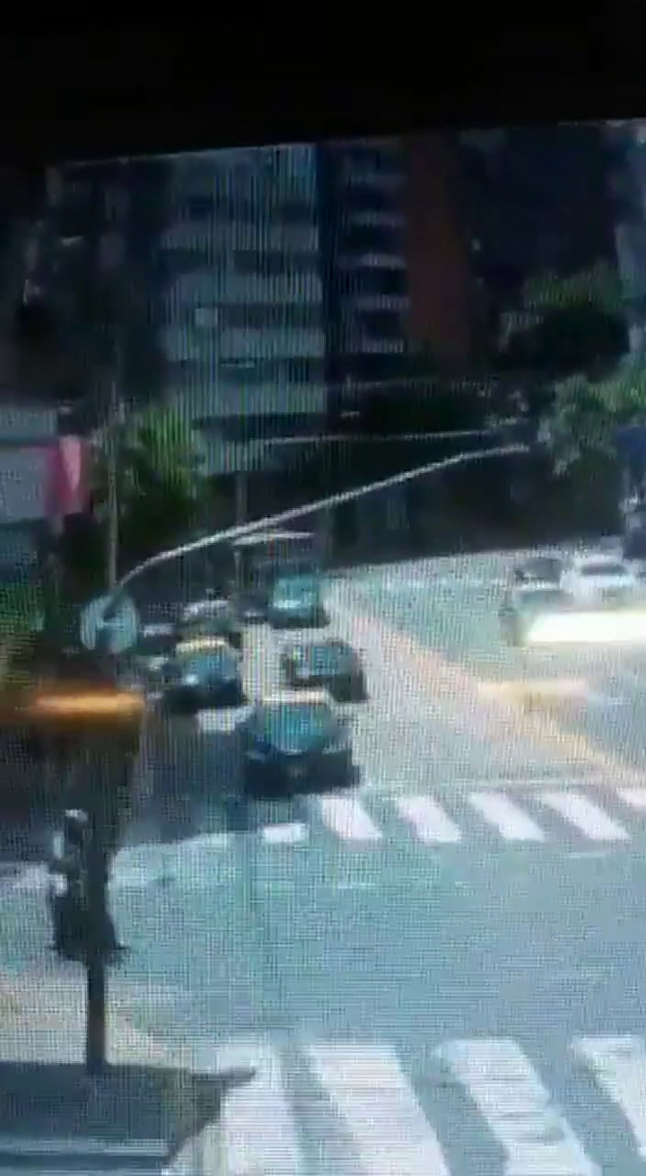 Un colectivo arrastró un auto en el barrio porteño de Recoleta