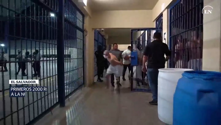 Primeros 2000 reclusos trasladados a la nueva 'mega cárcel' de El Salvador