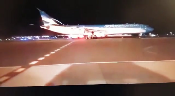 Un avión de Aerolíneas choca un ala contra una autobomba