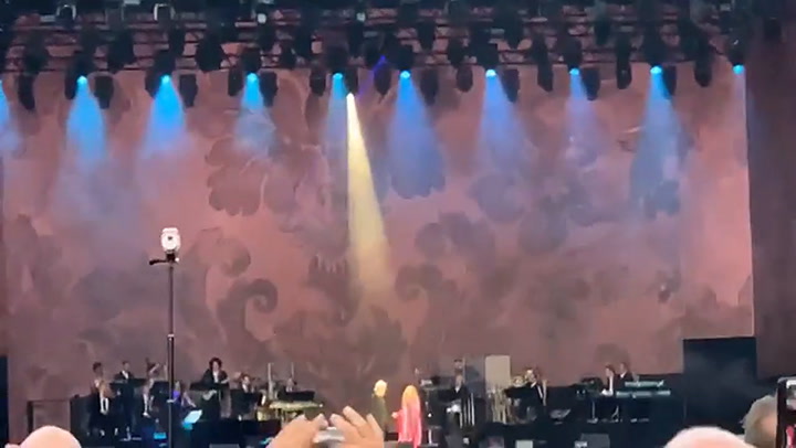 Barbra Streisand y Kris Kristofferson, reunidos sobre el escenario - Fuente: YouTube