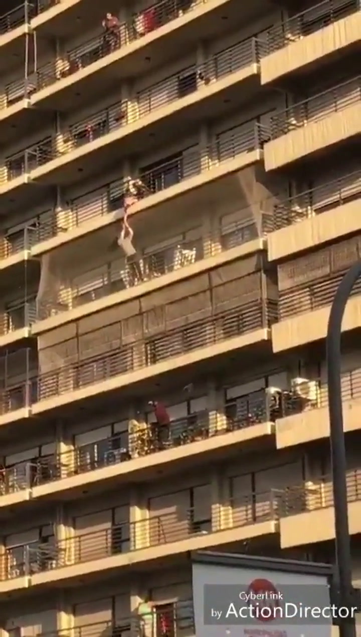 Rosario: vecinos salvan a un nene que colgaba de un quinto piso - Fuente: Twitter