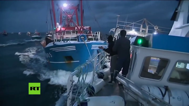 Así  embistieron un pesquero británico y otro francés en una batalla por mariscos – Fuente: RT