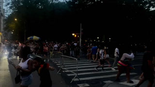 Corridas y confusión durante la marcha del orgullo en Nueva York. Confundieron pirotecnia con disparos