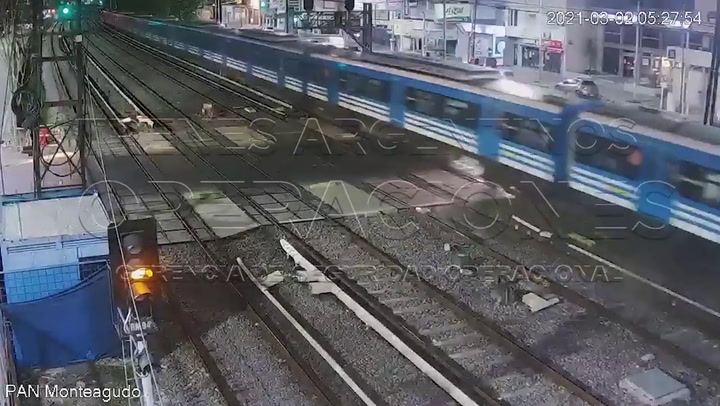 Automovilista se salvó de milagro luego de ser atropellado por un tren
