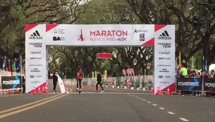 La llegada del corredor keniata Kipkemboi, ganador de la Maratón de Buenos Aires - Fuente: Twitter