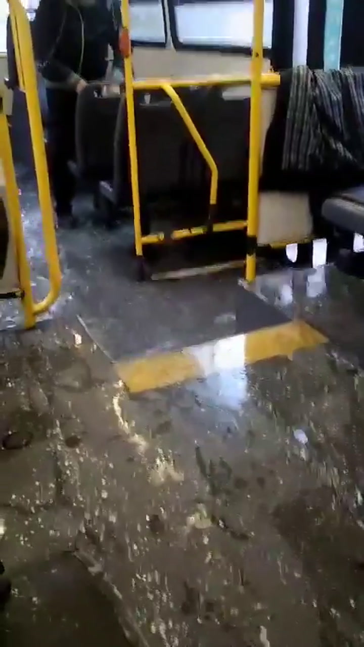 Un testigo filmó cuando el agua de la tormenta ingresaba a un colectivo en Quilmes