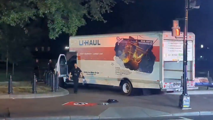 La camioneta que impactó contra la reja de la Casa Blanca