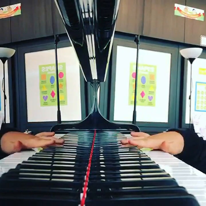 Luisana Lopilato subió un video de su hijo tocando el piano - Fuente: Instagram