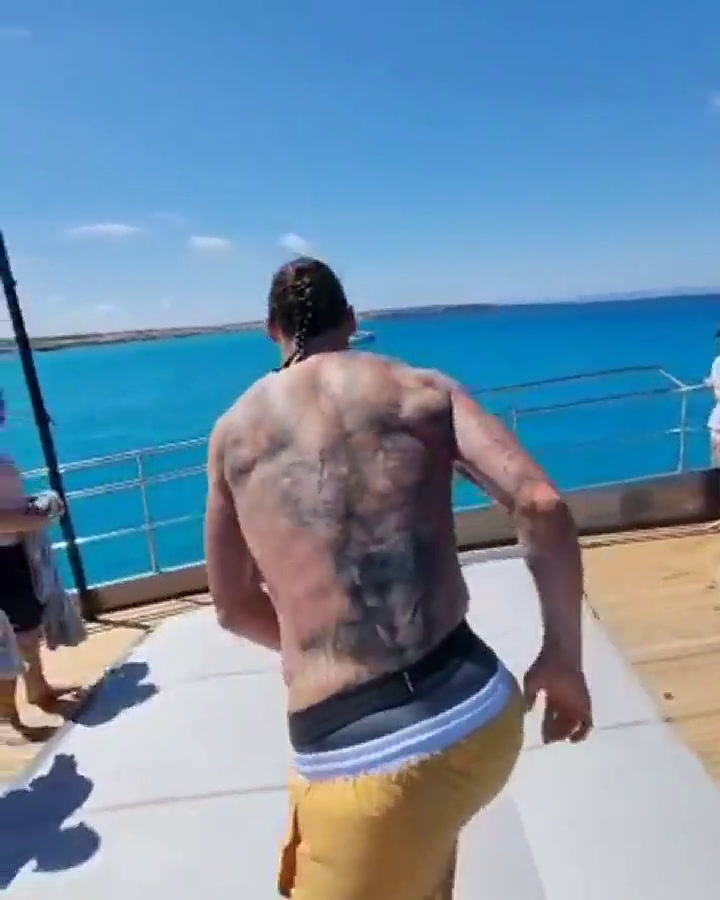 Así saltó Zlatan Ibrahimovic al mar - Fuente: Instagram