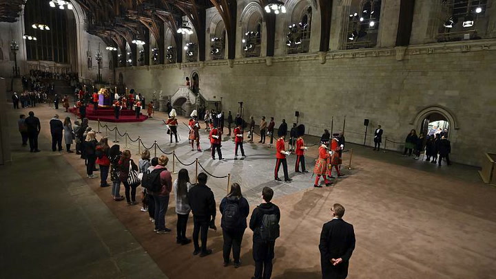 Miles de personas llegan a darle el último adiós a la reina Isabel II en Westminster Hall