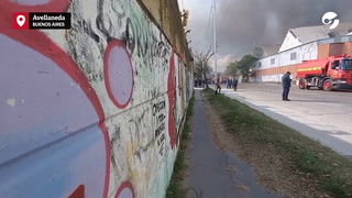 Incendio en Avellaneda: bomberos controlan las llamas en Dock Sud
