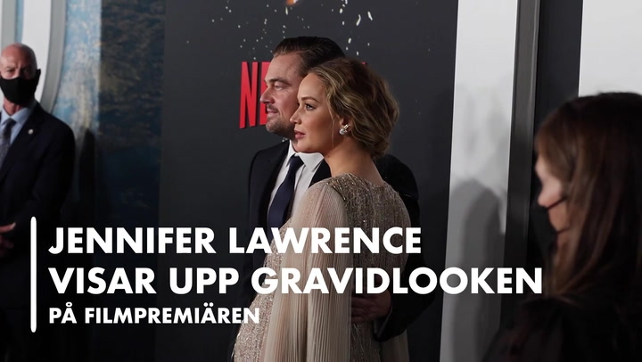 Jennifer Lawrence visar upp gravidlooken på filmpremiären