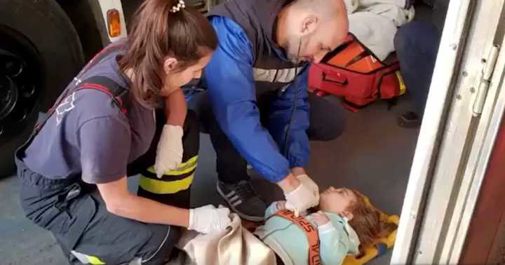 El momento en que bomberos le salvan la vida a una nena de 2 años que no respiraba