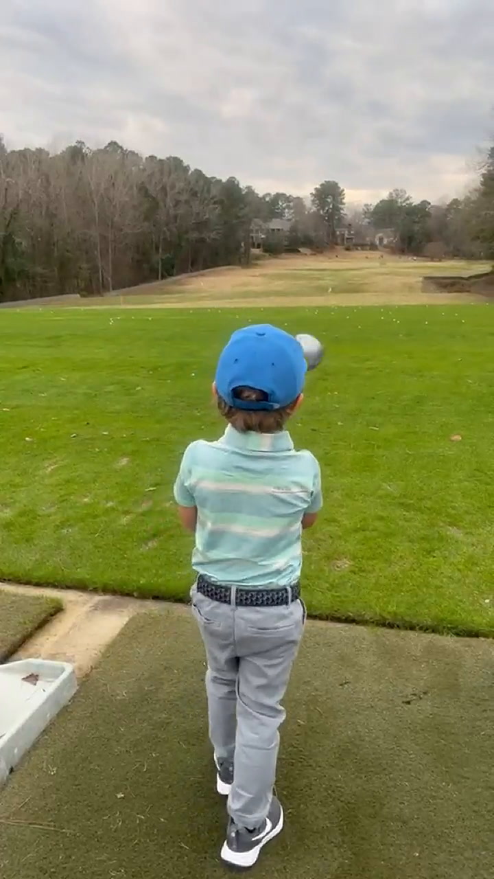Cada vez más niños y jóvenes aprender a jugar golf