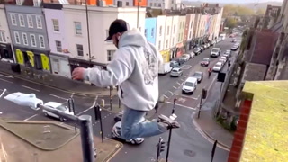 Video: Kaster seg utfor taket 