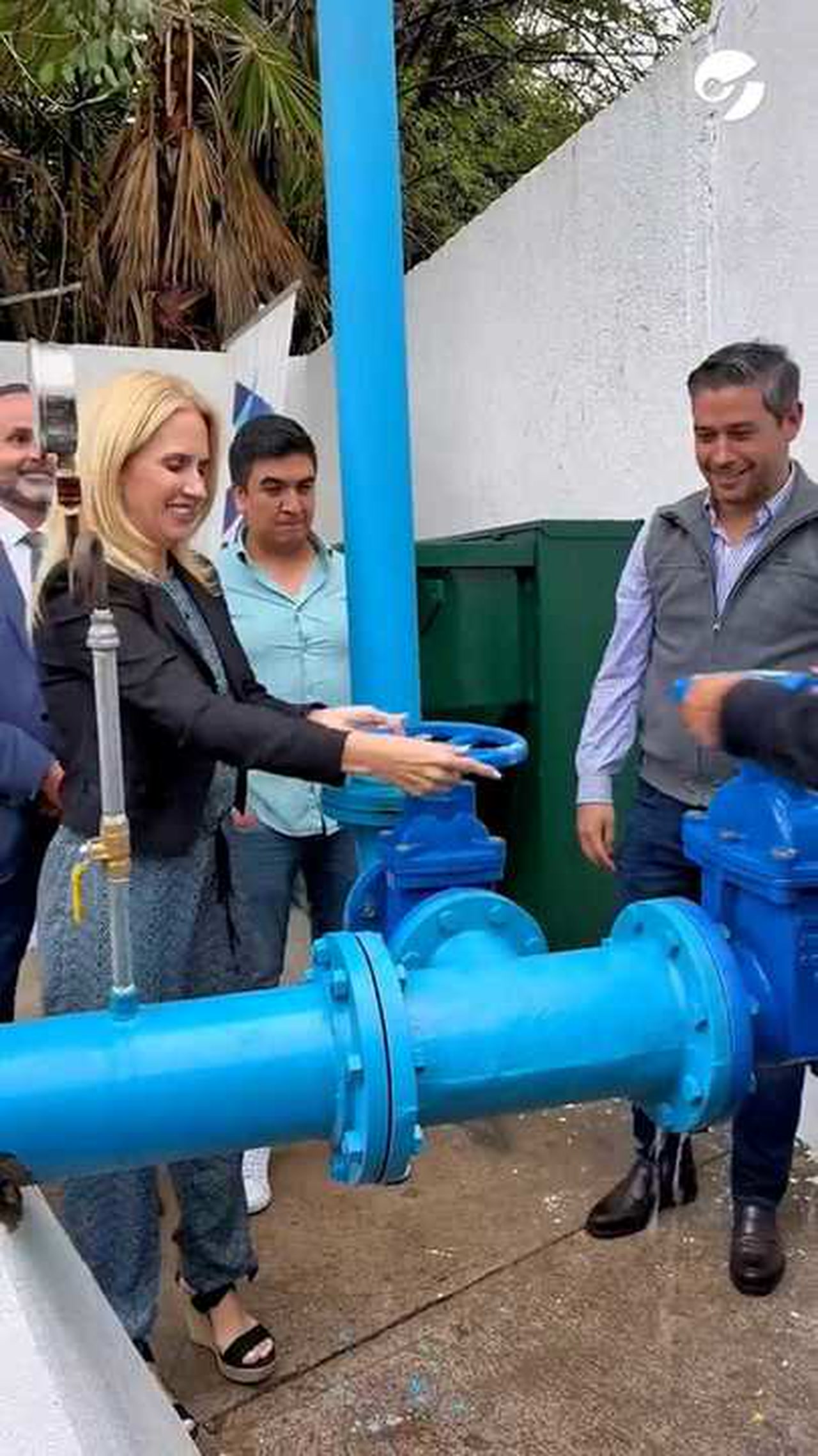 Una alcaldesa estaba inaugurando un pozo de agua pero abrió la válvula y  terminó empapada - 12/07/2023 - Clarín.com