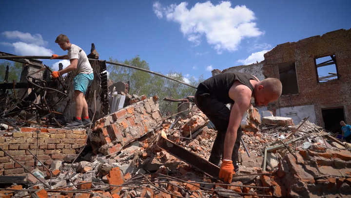 Guerra Rusia-Ucrania: cómo es la pesada tarea de limpiar las ruinas de Jarkov