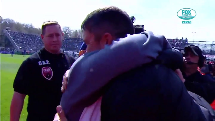 El entrenador de Gimnasia buscó a su colega para saludarlo en la previa del partido.