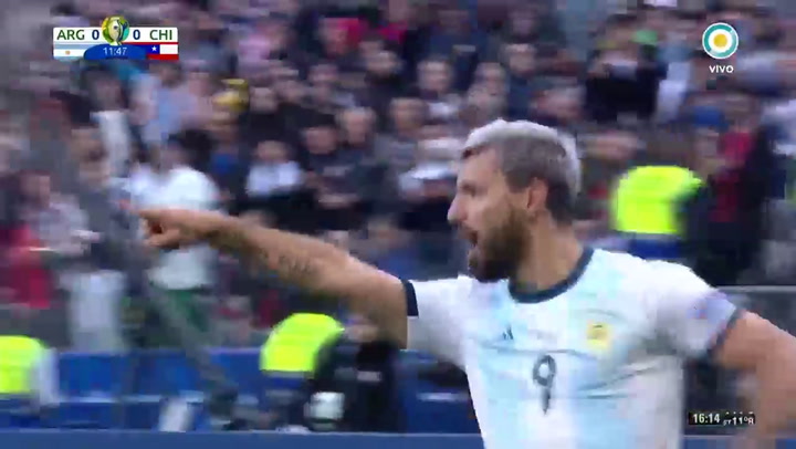 El gol del Kun Aguero tras la avivada de Messi para el Argentina 1 - Chile 0. Fuente: TV Publica