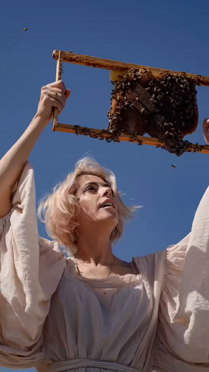 “Victoria Vanucci mostró a las 10.000 abejas que le proveerán miel y cera para su restaurante”.