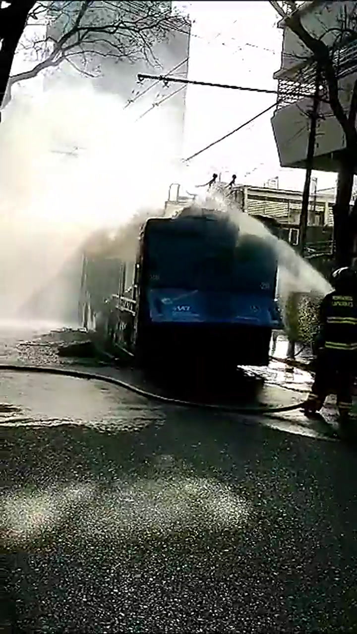 Rosario: un colectivo eléctrico se prendió fuego y una nube negra invadió el centro de la ciudad