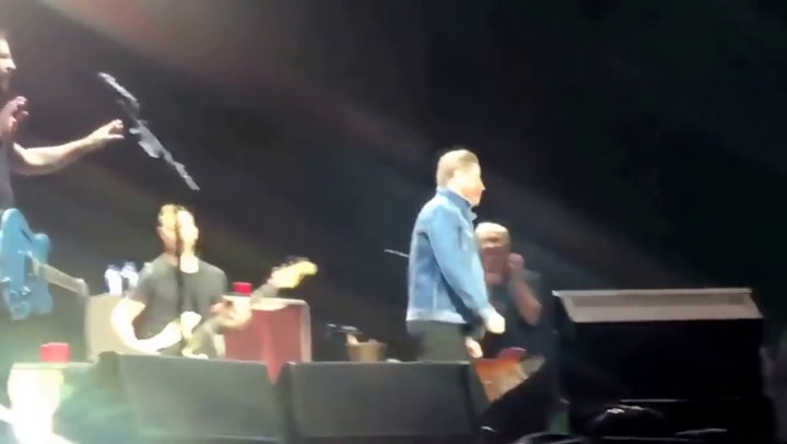 John Travolta se subió al escenario de los Foo Fighters - Fuente: Youtube