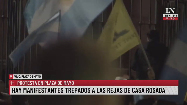 Protesta contra el gobierno: Hay manifestantes trepados a las rejas de la Casa Rosada