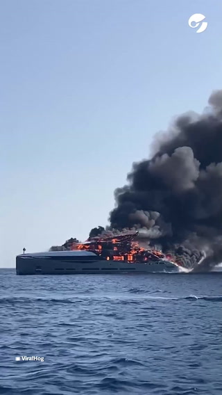 El incendio de esta embarcación preocupa a los allí presentes