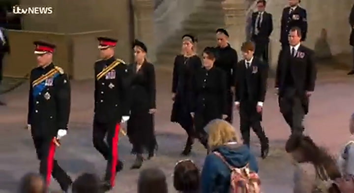 Los ocho nietos de Isabel II alrededor de su ataúd en Westminster Hall