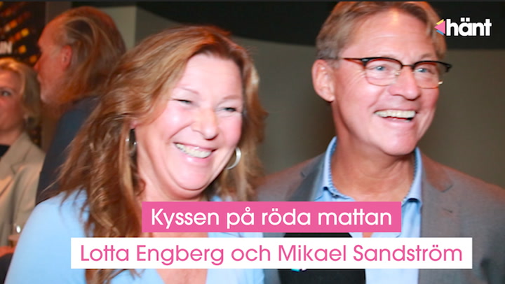 Här pussas Lotta Engberg och Mikael Sandström på röda mattan